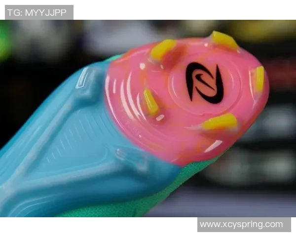 粉色球星足球鞋炫酷登场，展现个性与速度的完美结合