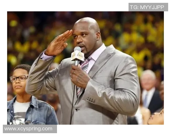 足球球星逛超市上演趣味日常 购物时刻引发粉丝围观与热议